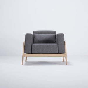 Fotel z konstrukcją z drewna dębowego z ciemnoszarą tekstylną poduszką Gazzda Fawn obraz
