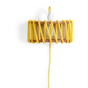 Żółty kinkiet z drewnianą konstrukcją EMKO Macaron, dł. 30 cm obraz