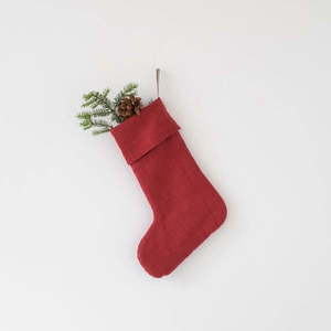 Czerwona świąteczna lniana wisząca dekoracja w kształcie skarpety Linen Tales Christmas Stocking obraz