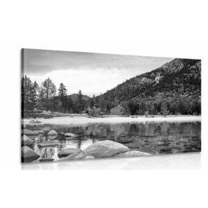 Obraz jezioro w pięknej okolicy w wersji czarno-białej obraz