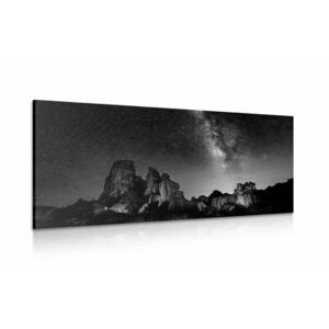 Obraz rozgwieżdżone niebo nad skałami w wersji czarno-białej obraz