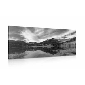 Obraz jezioro pod wzgórzami w wersji czarno-białej obraz