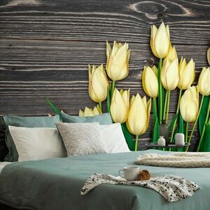 Samoprzylepna fototapeta żółte tulipany na drewnianym tle obraz