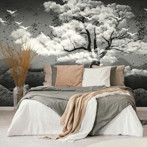 Samoprzylepna tapeta czarno-białe drzewo pokryte chmurami obraz