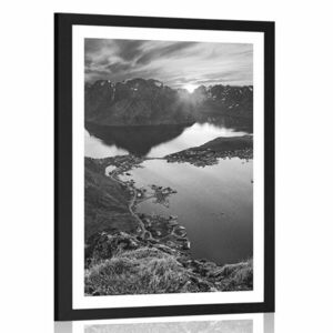 Plakat z passe-partout urokliwa górska panorama z zachodem słońca w czerni i bieli obraz