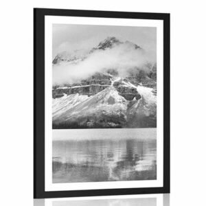 Plakat z passe-partout jezioro w pobliżu pięknej góry w czerni i bieli obraz
