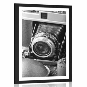 Plakat z passe-partout stary aparat fotograficzny w czerni i bieli obraz