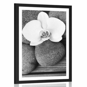 Plakat z passe-partout kamienie wellness i orchidea na drewnianym tle w czerni i bieli obraz
