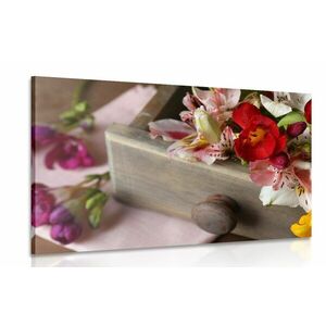 Obraz wiosenna kompozycja kwiatowa w drewnianej szufladzie obraz