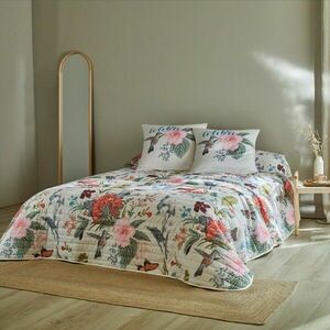 Pikowana narzuta na łóżko z kwiatowym nadrukiem obraz
