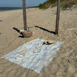 Niebieski lniany koc plażowy 140x170 cm Allure Stripe – Linen Tales obraz