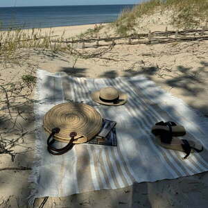 Beżowy lniany koc plażowy 140x170 cm Allure Stripe – Linen Tales obraz