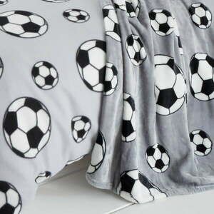 Szary koc dziecięcy z mikropluszu 130x170 cm Football – Catherine Lansfield obraz