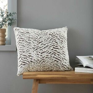 Poduszka dekoracyjna ze sztucznego futra 43x43 cm Wolf Faux Fur – Catherine Lansfield obraz