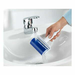 Niebieska rolka do usuwania kłaczków z ubrań Wenko Easy obraz